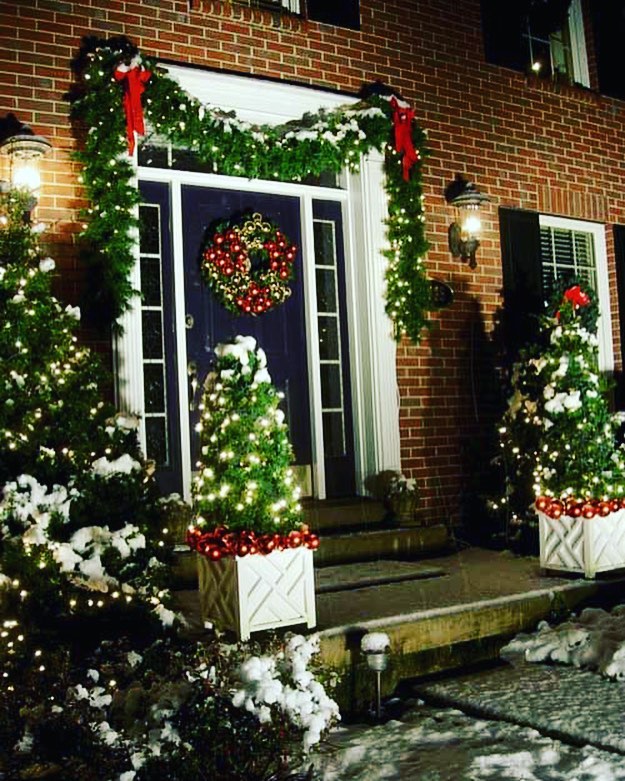 Fabulous Christmas front door decor. Pic by dreamyluxinteriors