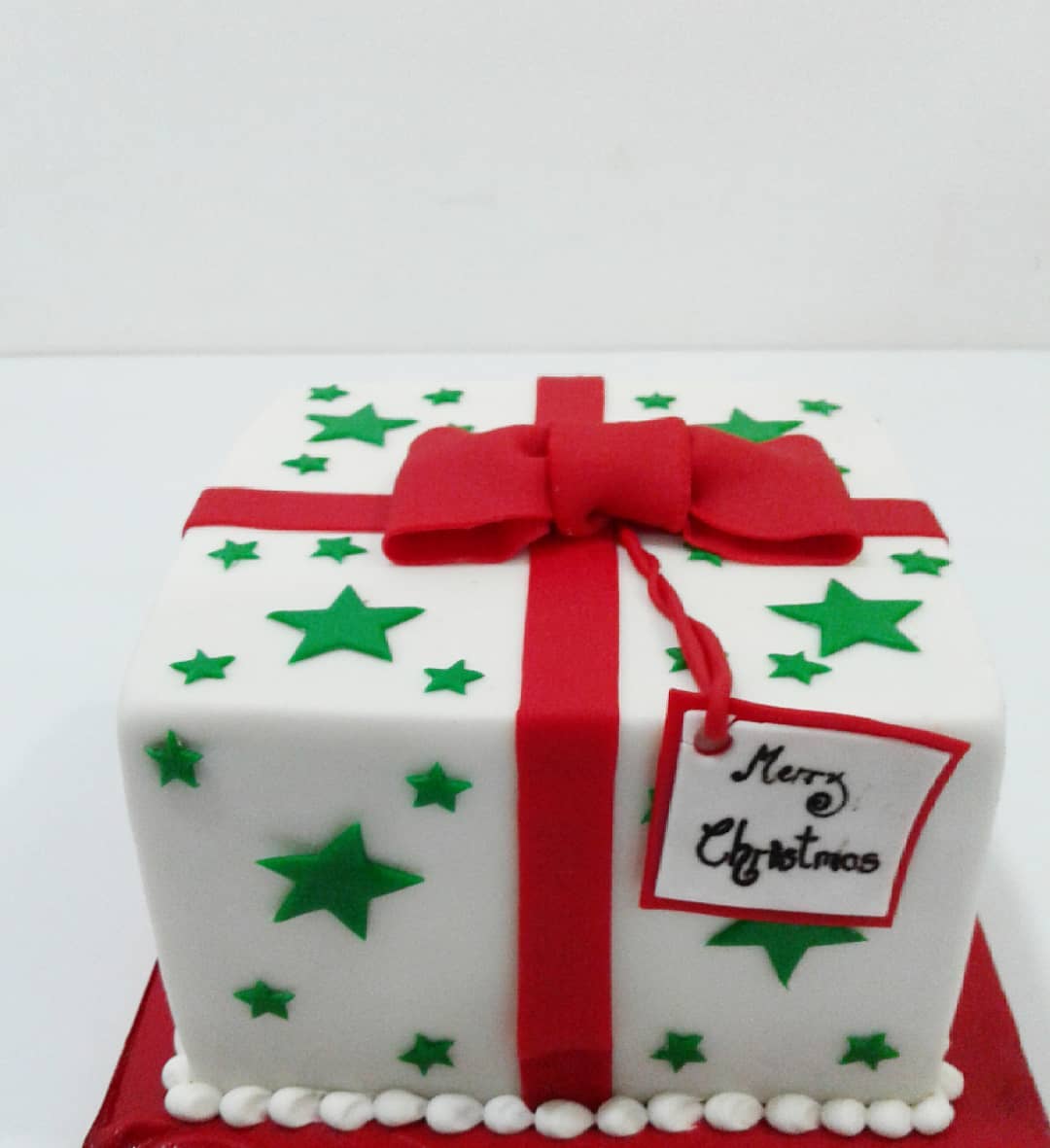 Gift cake idea. Pic by anitabakestore