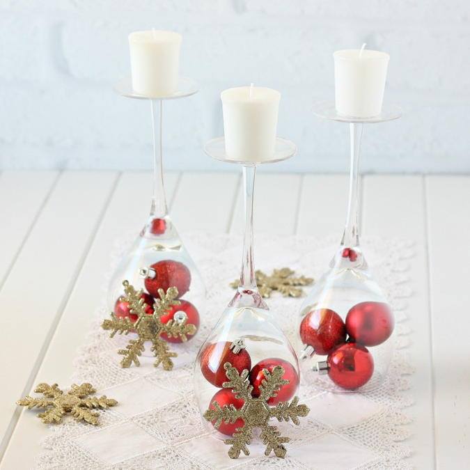 Gorgeous Christmas Table Decor By Using Wine Glasses