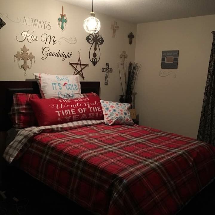 Plaid Bedding And Awesome Wall Decor Ideas