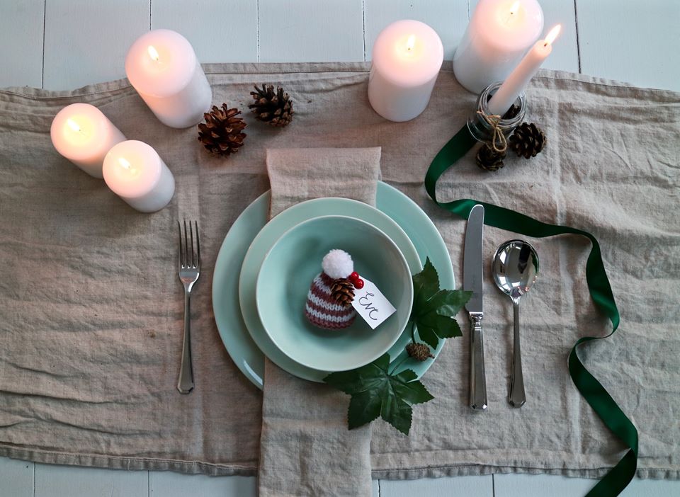 Simple And Quick Country Theme Christmas Table Decor Idea
