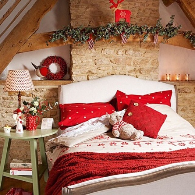 Swanky Red Bedroom Decor Idea