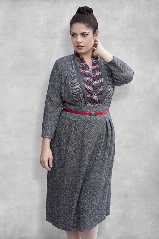 Adorable Grey Fall Outfit With Red Waist Belt