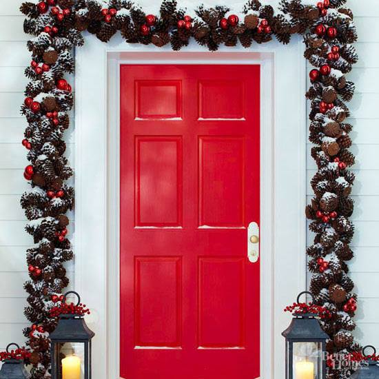 Fabulous Pine-Cone Garland With Ornaments