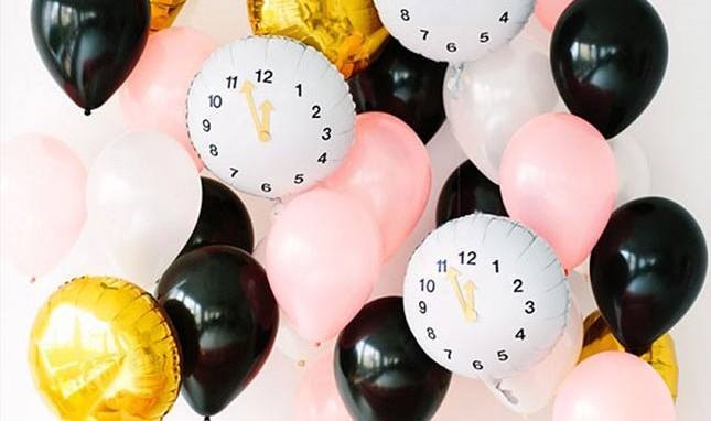 Marvelous New Year Eve Party Decor With Colorful Balloons & Clock Designed On That