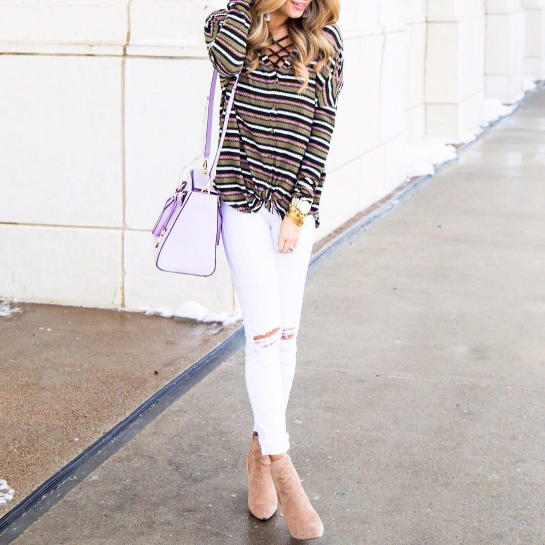 Cute Spring Top With White Ripped Jeans