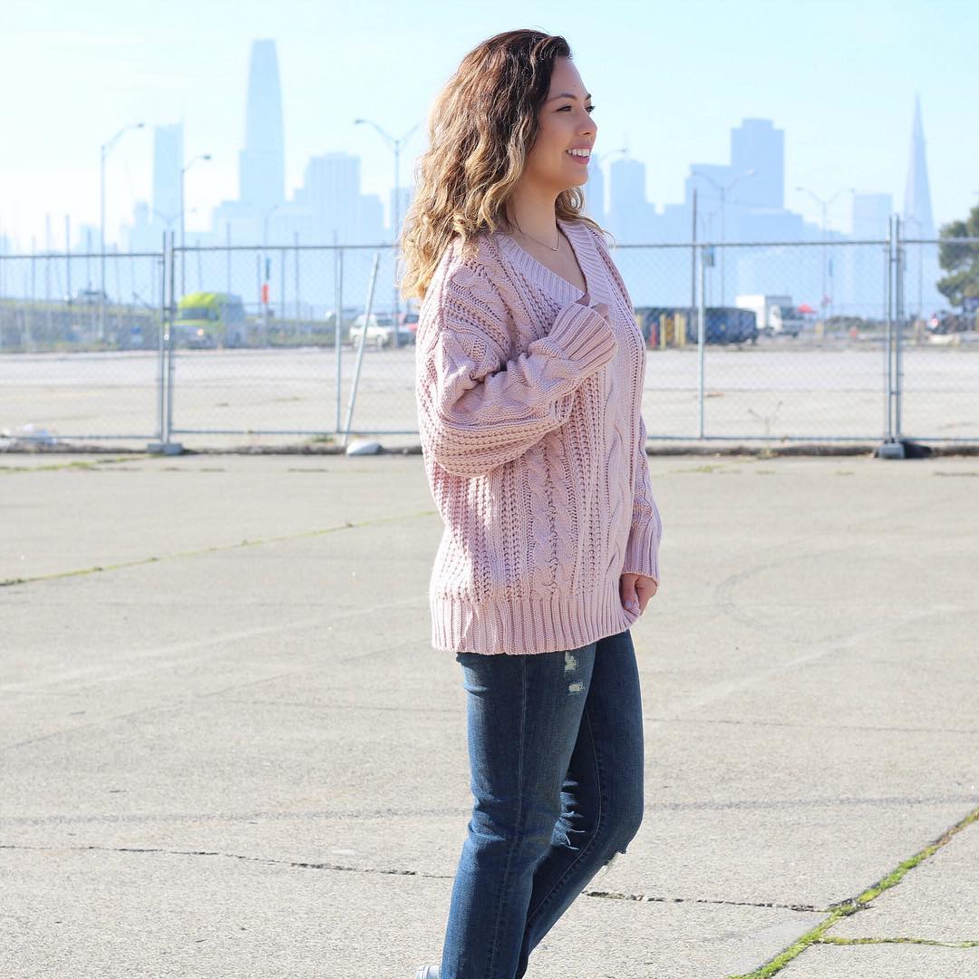 Perfect Spring Outfit With Loose Sweater And Denim Jeans