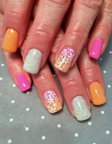 Classy Floral Nail Art With Glitter For All To Try In Summer