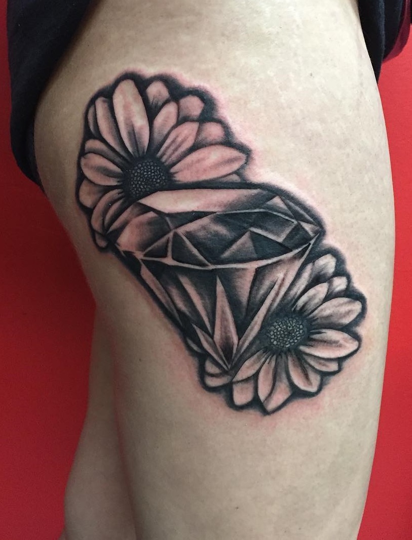 Diamond With Daisy Flower Black & Gray Thigh Tattoo
