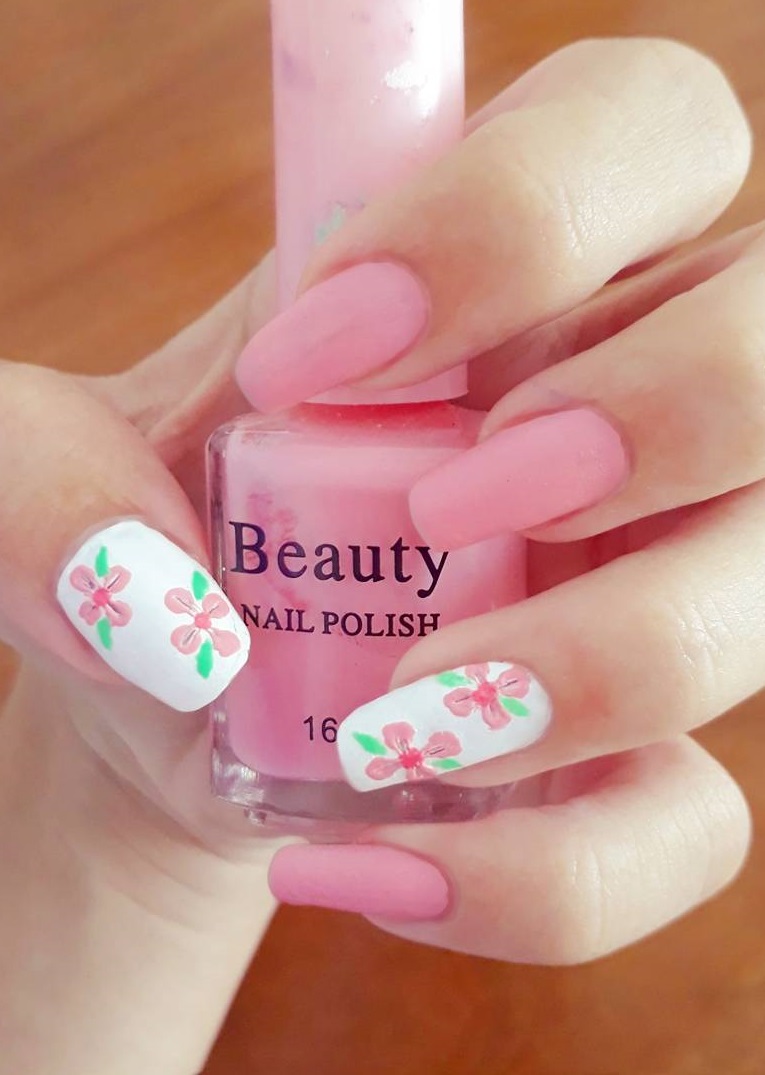 Fabulous Pink & White Floral Nails For Warm Weather