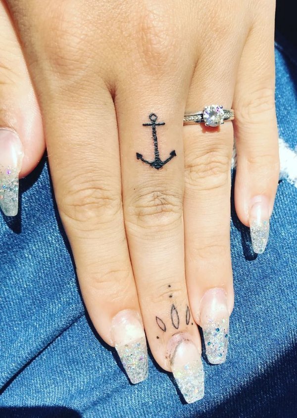 Alluring anchor finger tattoo idea