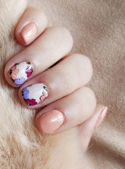 Artistic Floral Nails In Peach And White