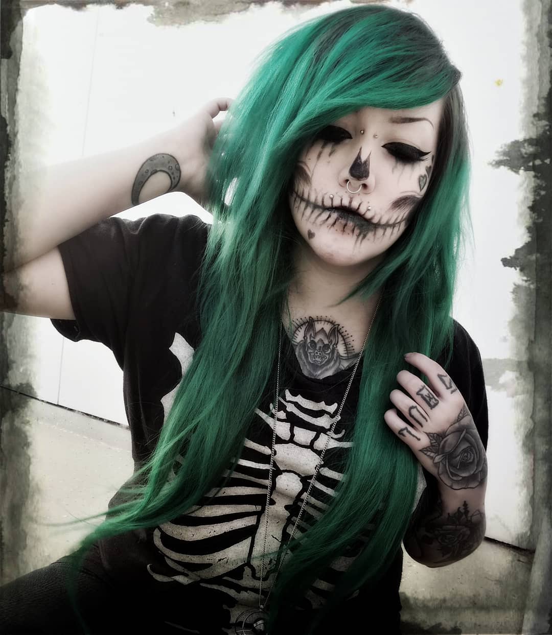 Beautiful Vampire Princess With Green Hairs Disgusting Halloween Makeup Ideas
