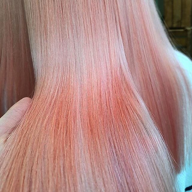 Elegant Blonde Hairs With Pink Highlights