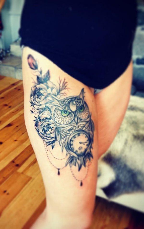 Green Eyes Owl Tattoo With Clock And Roses On Thigh