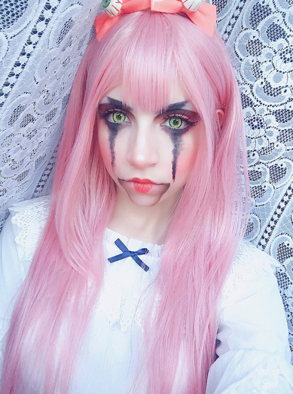 Pink Hairs With Creepy Eye Makeup Idea