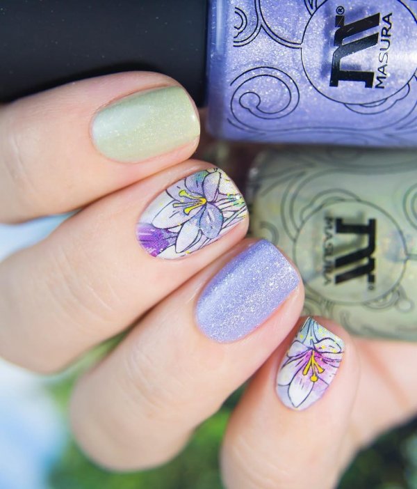 Ravishing Light Purple Nails With Flowers