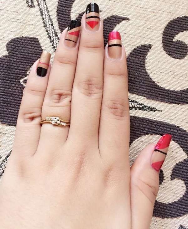 Red and black geometric nails look gorgeous