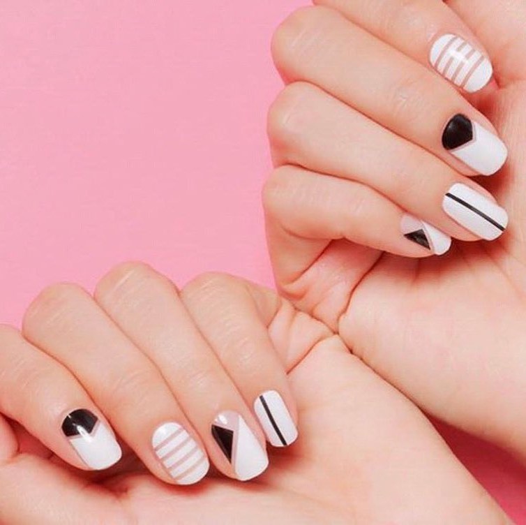 Rocking black and white geometric nails
