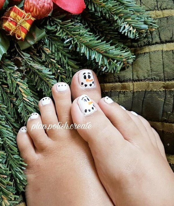 Absolutely chic snowman toe nails. Pic by plan.polish.create