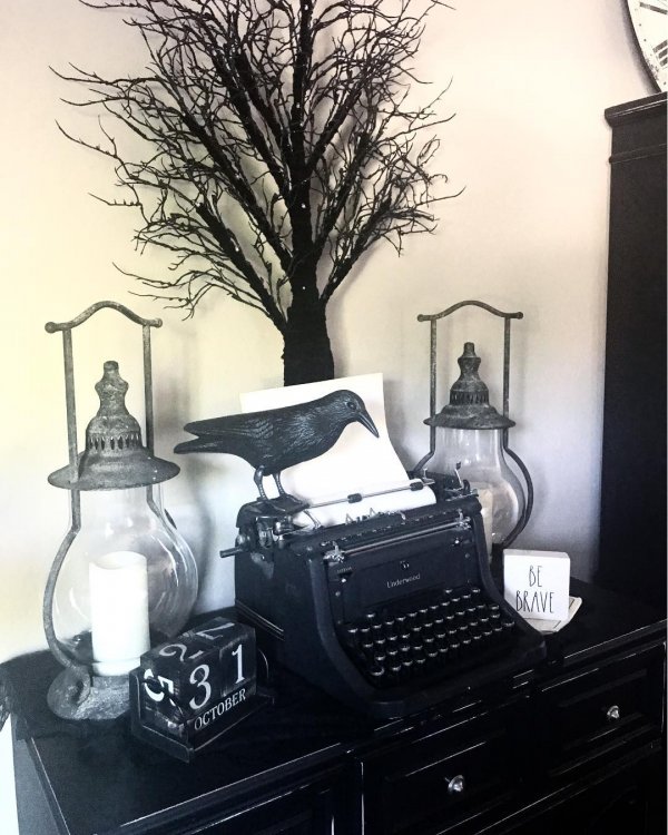 Antique typewriter for crow for decoration. Pic by ologie