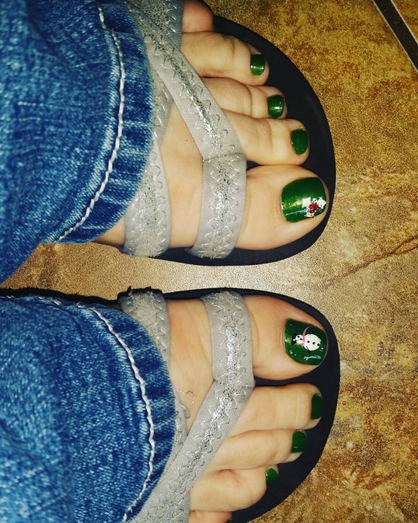 Awesome green nails with snowman. Pic by prettytoesaz