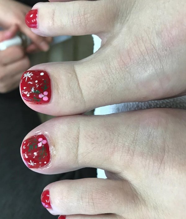 Breezing red Christmas toe nail art. Pic by carithompsonrn
