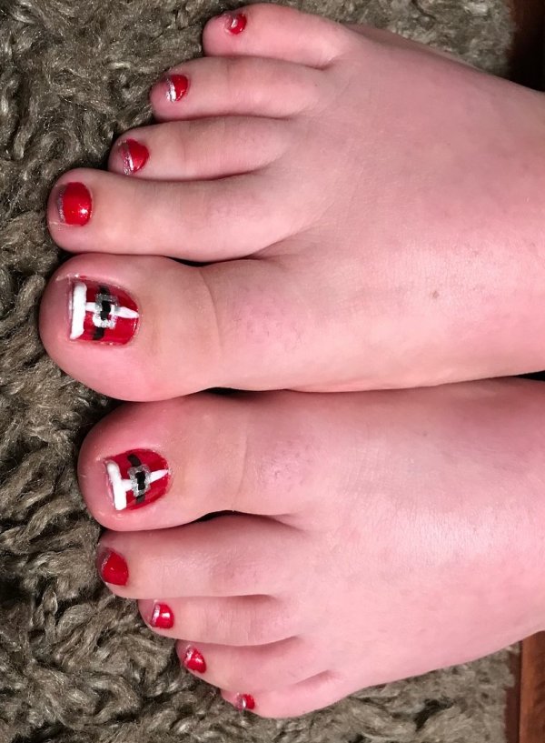 Chic Christmas toes. Pic by vr_dragon