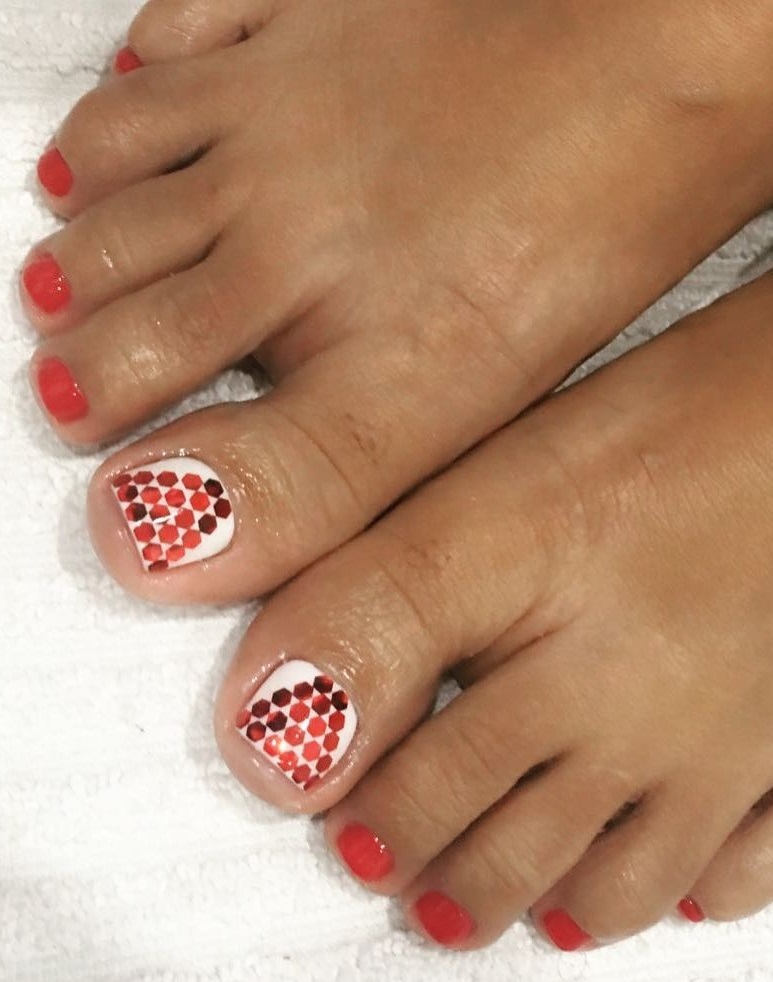 Classic red & white Christmas toe nails. Pic by chicnails868