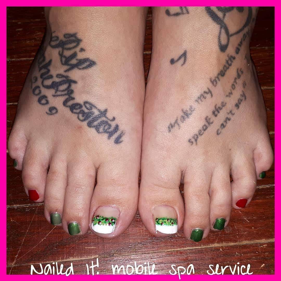 Exquisite green Christmas nails. Pic by naileditmobilespaservice