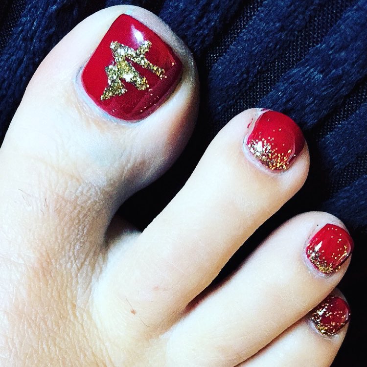 Fantastic blood red nails with golden glitter. Pic by jessy_frecklesb