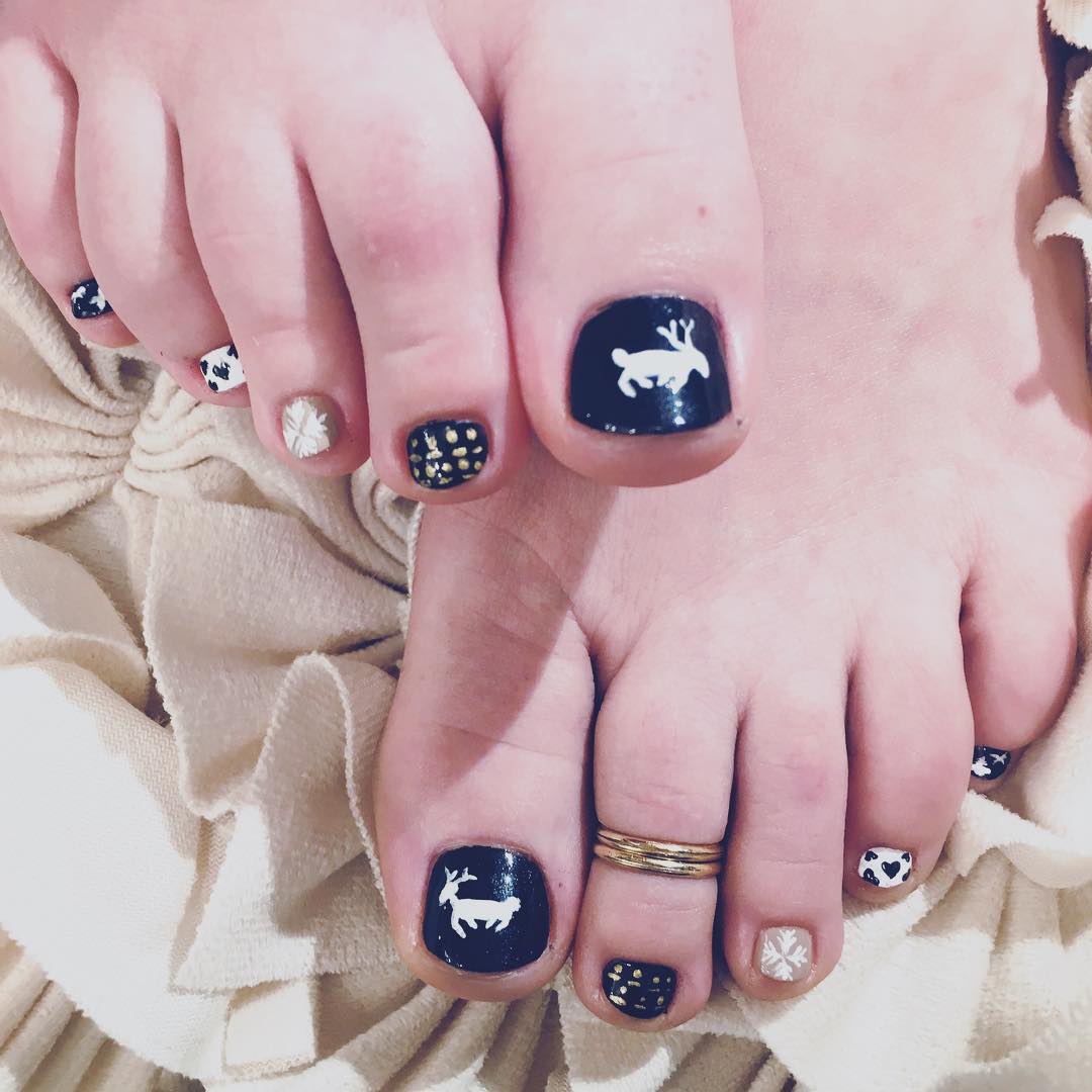 Funny black & white Christmas toe nails. Pic by polishedbyvickie