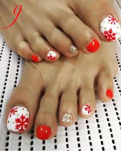 Glamorous red & white snowflake nails. Pic by jadeangellondon