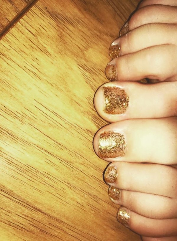 Gold glitter toe nails for party. Pic by keeleysbeauty