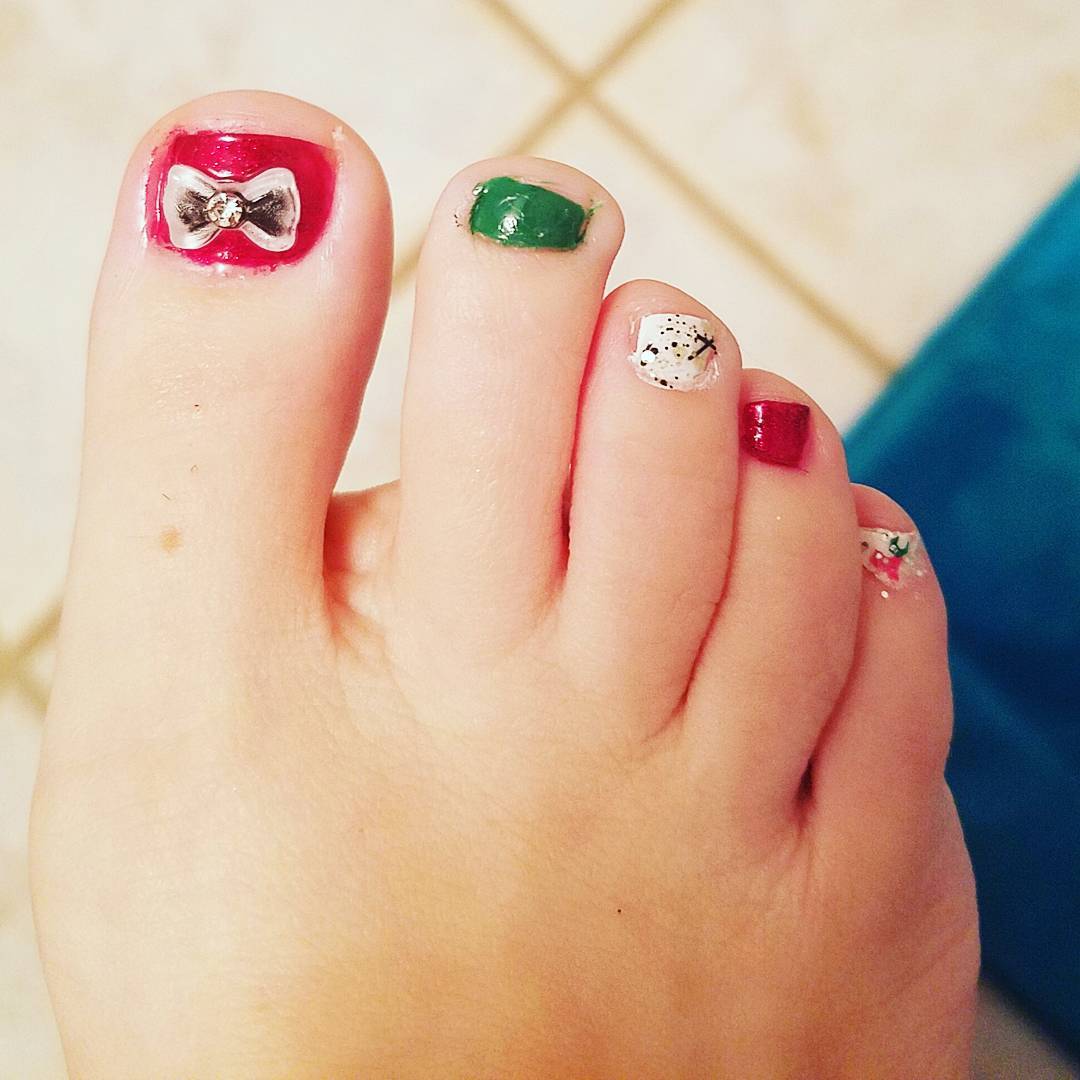 Innovative Christmas nail art. Pic by noey_h_86