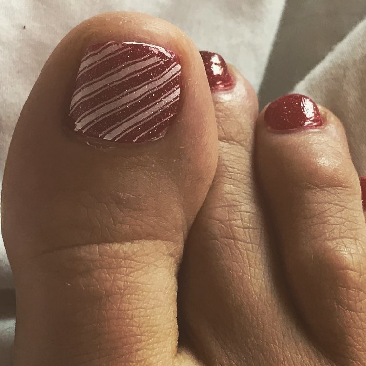 Nice candy cane striped nails. Pic by brookesuli