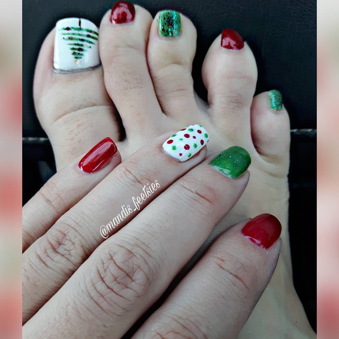 Red, white and green toe nails. Pic by mandis_feetsies