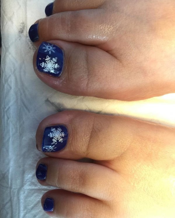 Royal blue nails with snowflakes. Pic by malunailsandbeauty