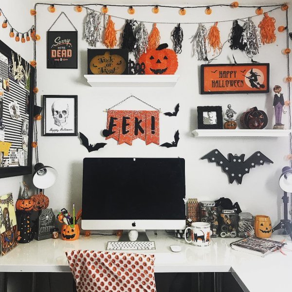 Ultimate Halloween office decor idea. Pic by halloweenhappy