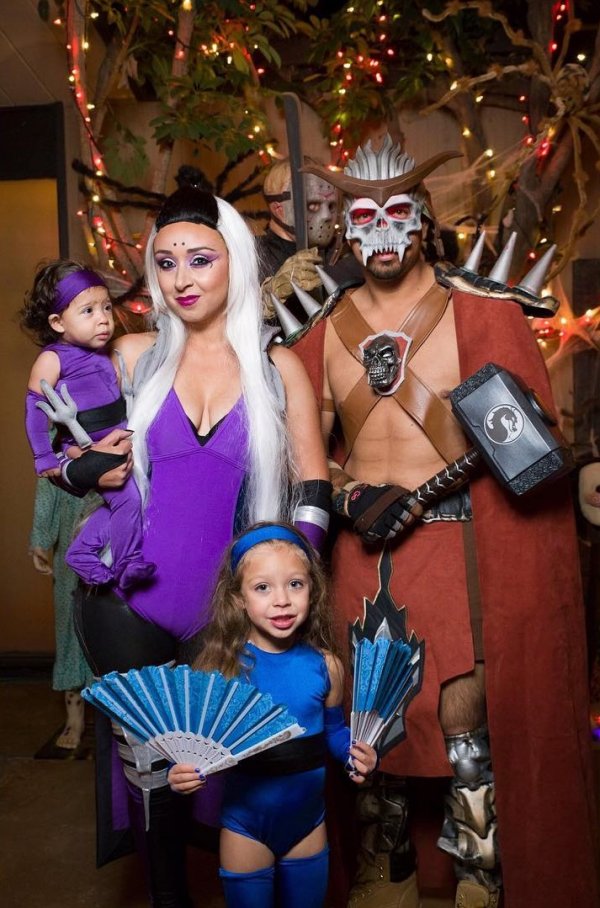 Cosplay family costume for Halloween. Pic by khloetovar