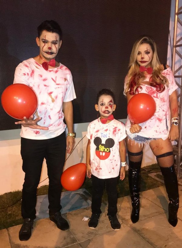 Crying Clown like Halloween family Costume Idea. Pic by leiladeniseoficial