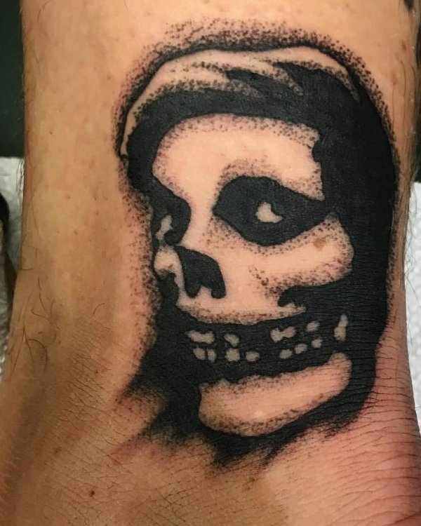 Dotwork skull tattoo on ankle. Pic by misfitstattoosclub