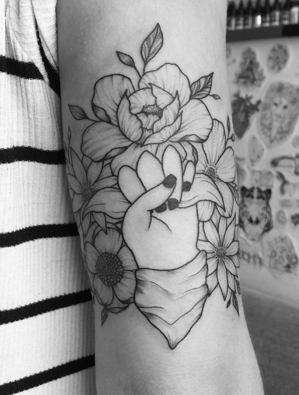 Rocking line work girl power floral tattoo. Pic by kekena__