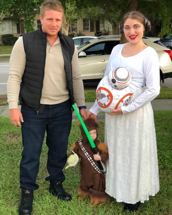 Star War Family costume for Halloween. Pic by lularoewithchelseala