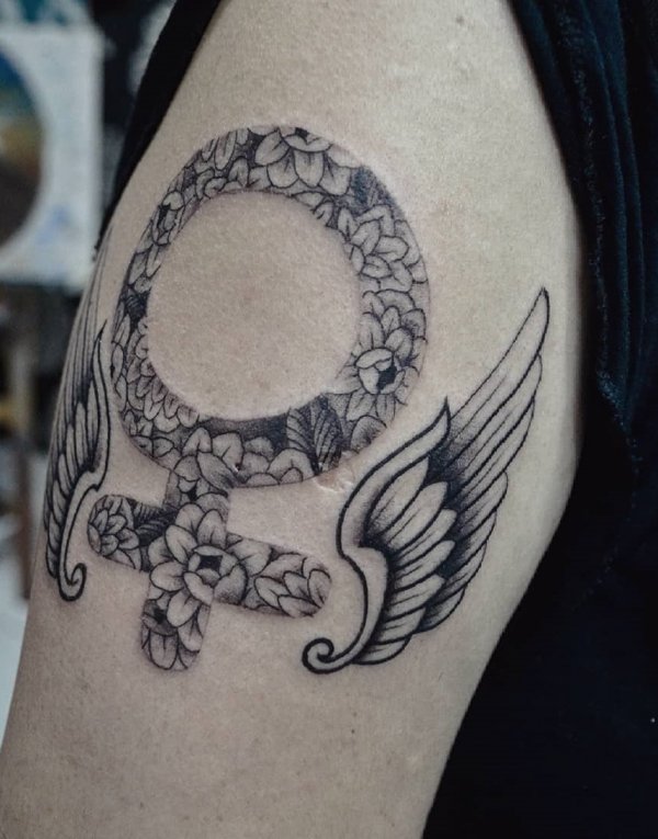 Ultimate floral feminist tattoo with wings. Pic by coisafina_tattoo