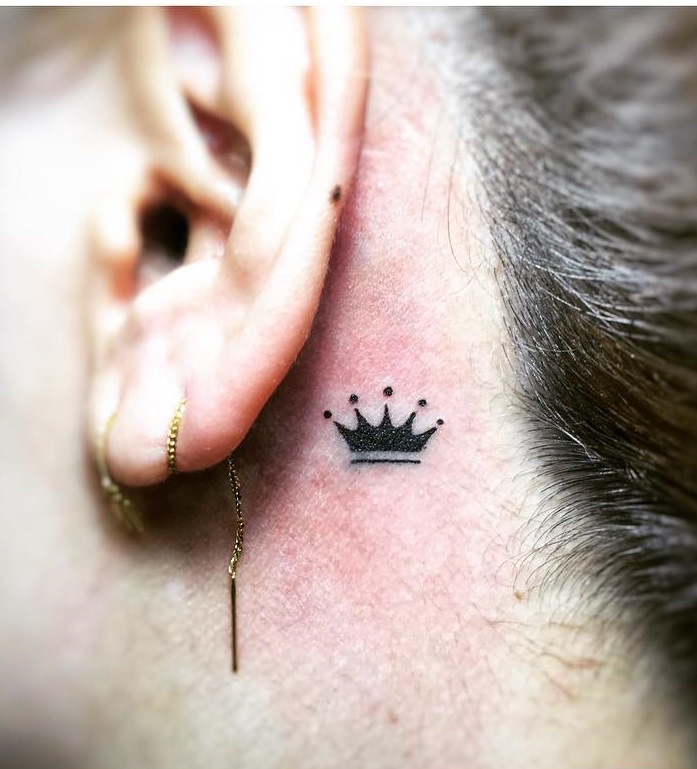 Chic A blacked-out crown is portrayed behind the ear.