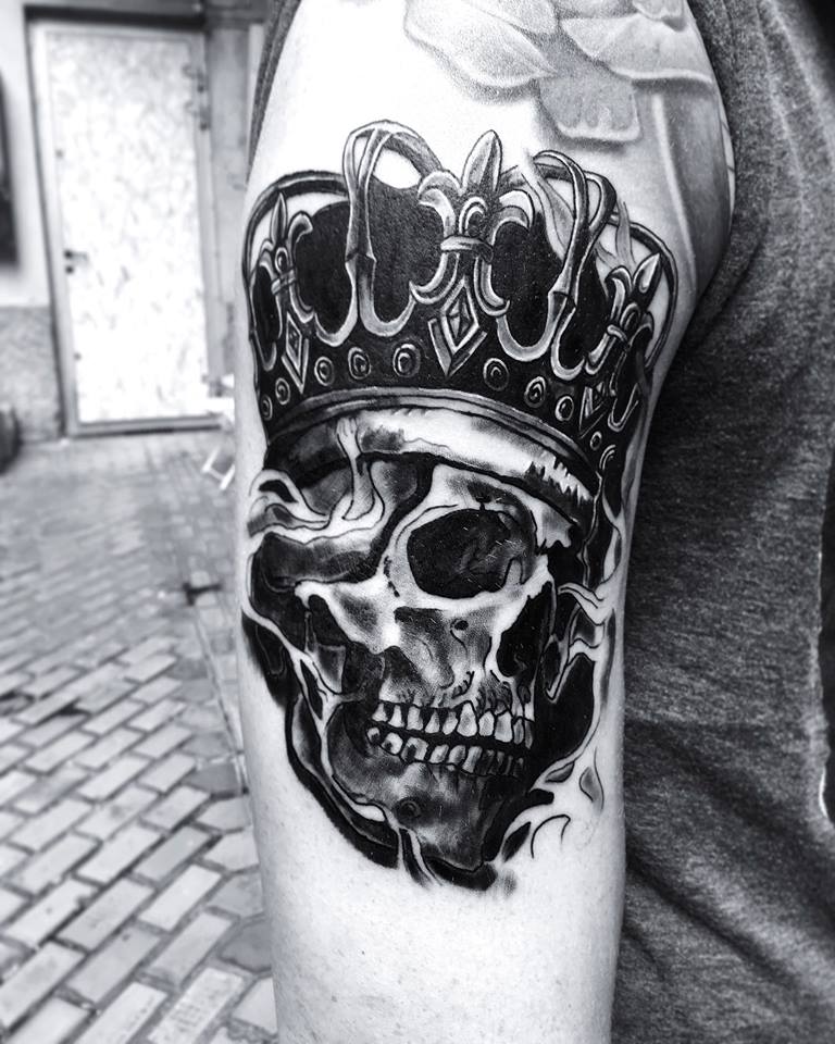 Spooky skull carrying crown on his head at sleeve.