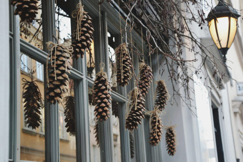 Cozy Christmas window decoration with pinecones.