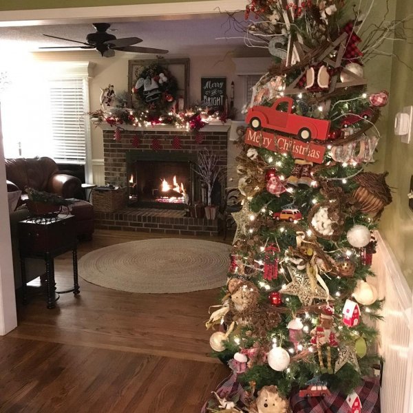 Cute Christmas tree decorated with rustic theme.
