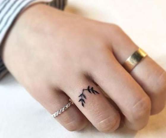 A thin tattoo on the ring finger.